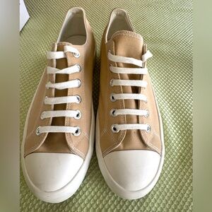 Cushionaire Natural Tan and White Low-Top Canvas Vasco Lug Sneakers. EUC